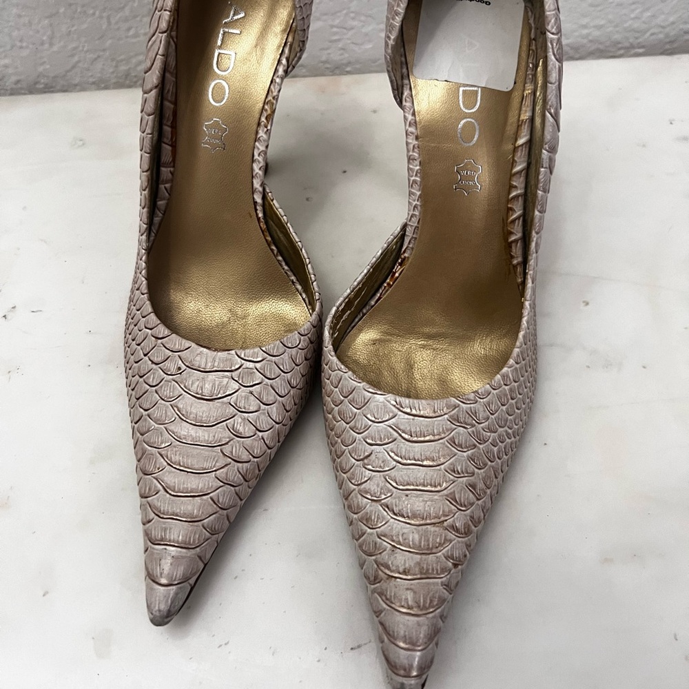 Nice pink snake skin pump